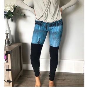ALO Yoga Vibrant Blue and Black Leggings